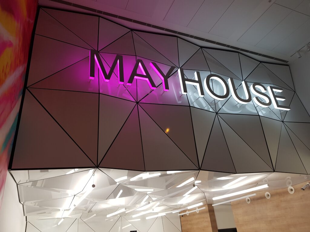 Designový obklad interiéru – Mayhouse, Praha