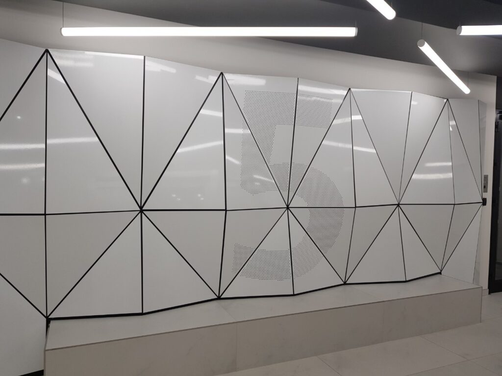 Průběh realizace „Designový obklad interiéru – Mayhouse, Praha“ – detail 5