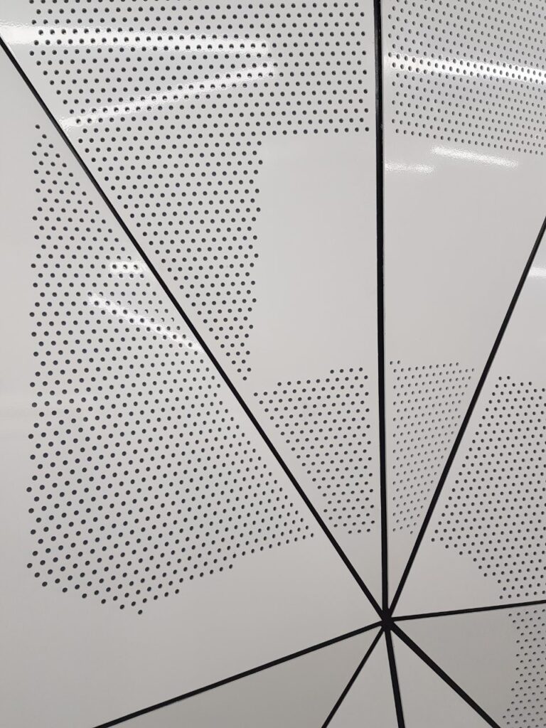 Průběh realizace „Designový obklad interiéru – Mayhouse, Praha“ – detail 13