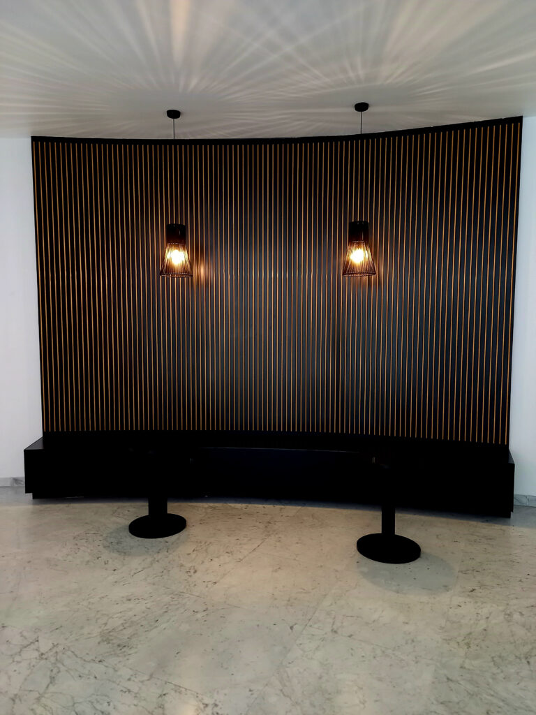Průběh realizace „Designové lavice a recepce – Palác Karlín“ – detail 1