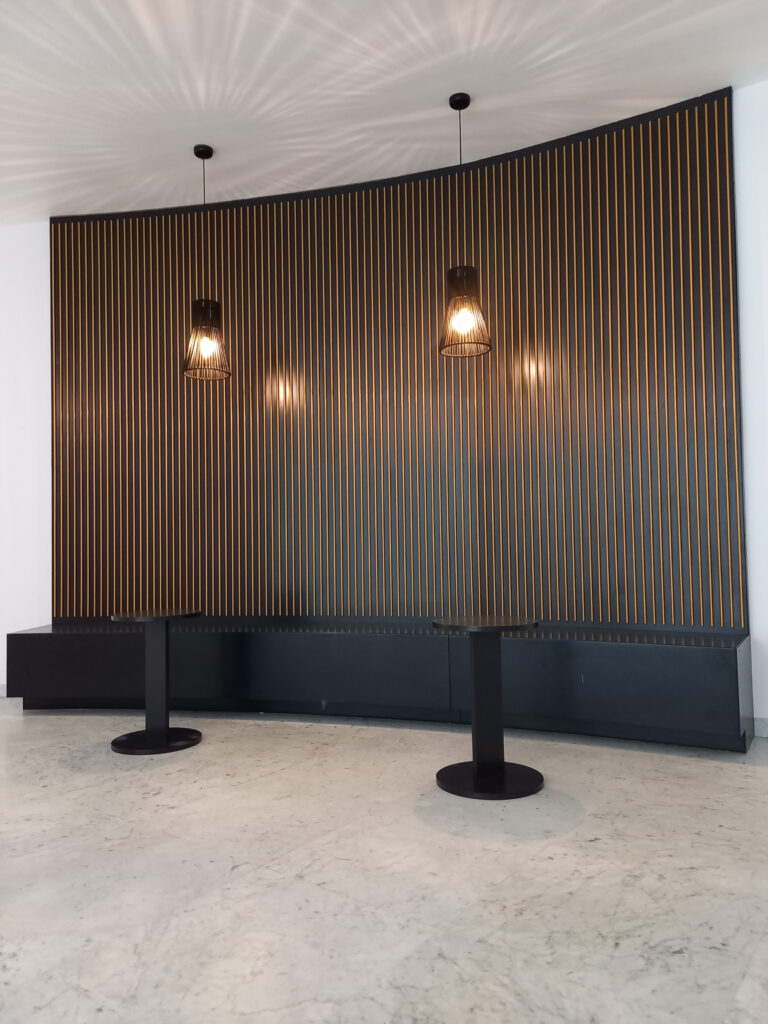 Průběh realizace „Designové lavice a recepce – Palác Karlín“ – detail 3