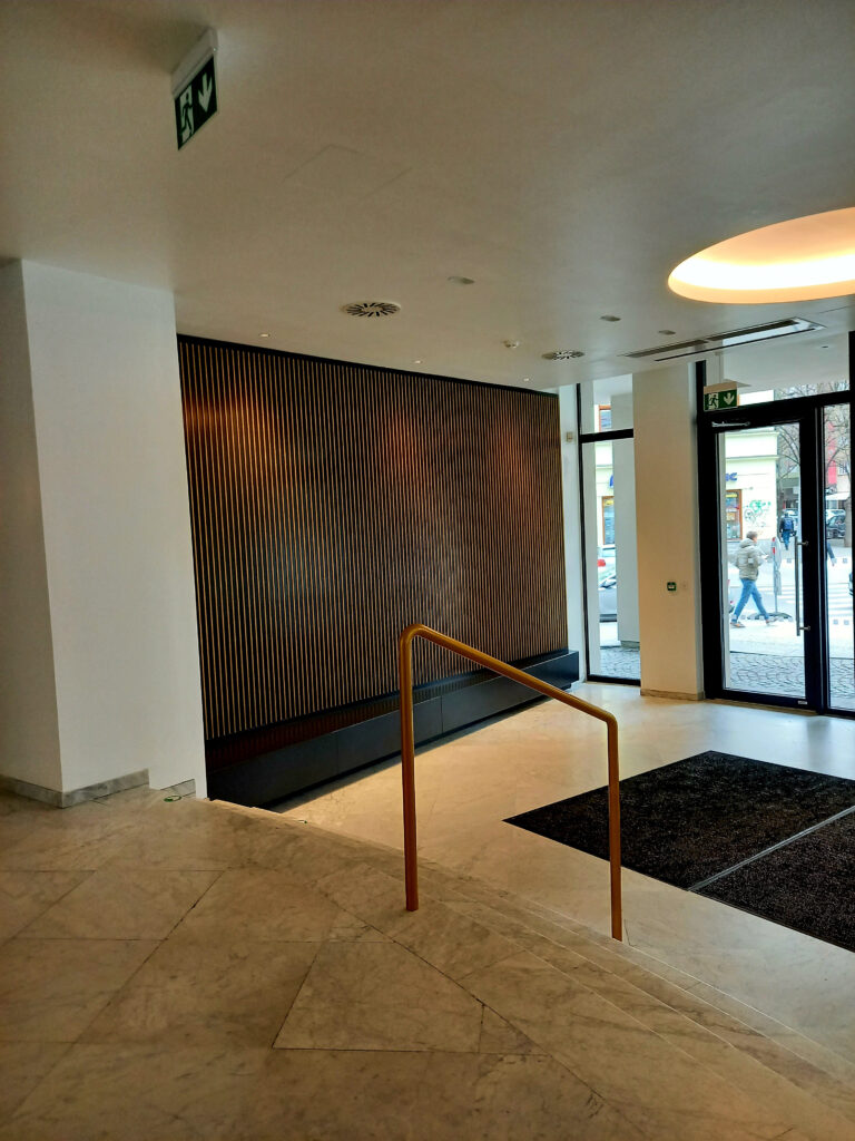 Průběh realizace „Designové lavice a recepce – Palác Karlín“ – detail 6