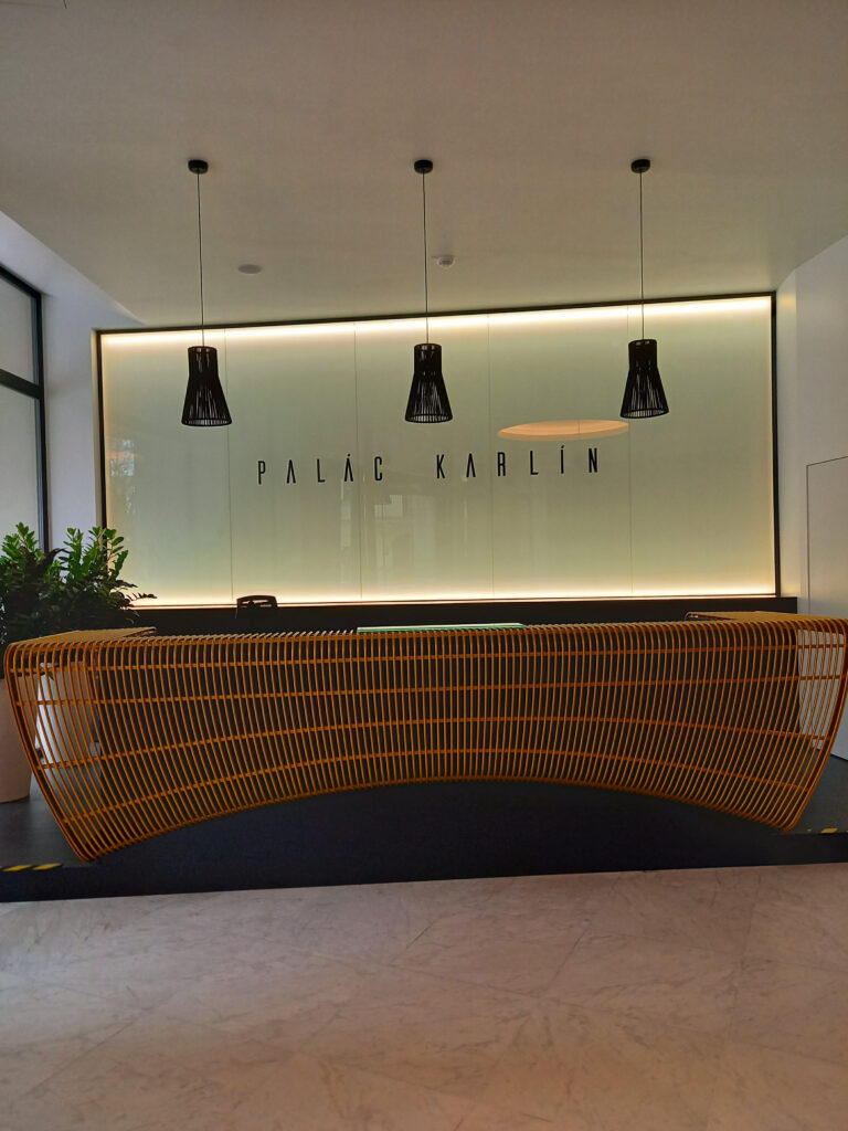 Designové lavice a recepce – Palác Karlín – hlavní snímek Designové lavice a recepce – Palác Karlín