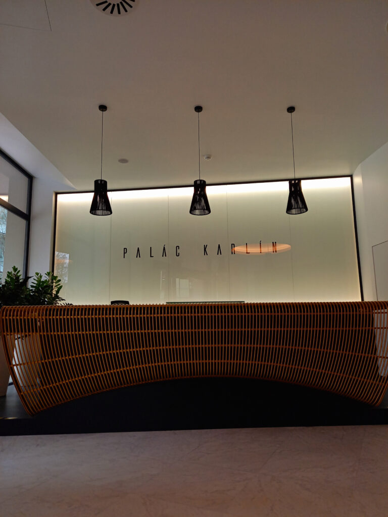 Průběh realizace „Designové lavice a recepce – Palác Karlín“ – detail 13
