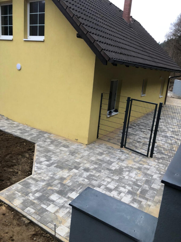 Průběh realizace „Opěrná zeď, dlažba a plot – Lažánky“ – detail 1