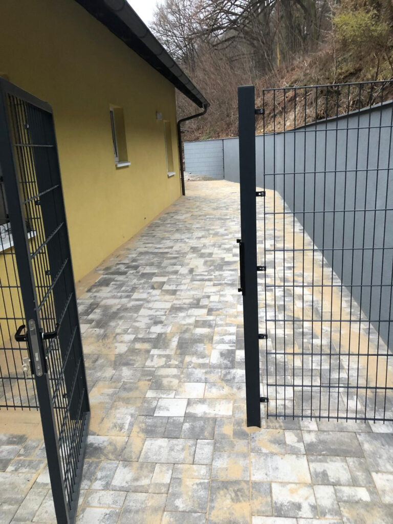 Průběh realizace „Opěrná zeď, dlažba a plot – Lažánky“ – detail 2