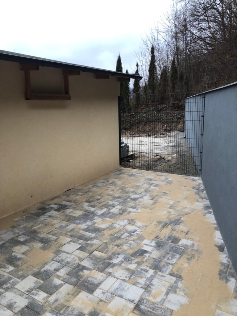 Průběh realizace „Opěrná zeď, dlažba a plot – Lažánky“ – detail 3