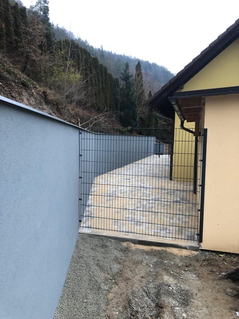 Opěrná zeď, dlažba a plot – Lažánky
