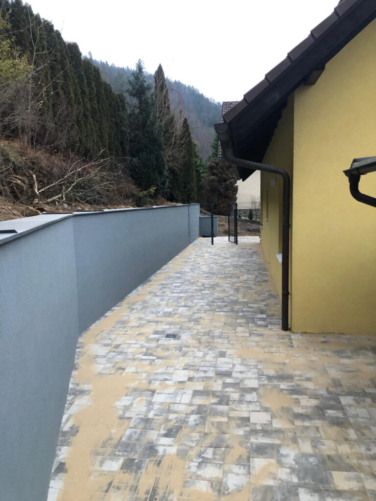 Průběh realizace „Opěrná zeď, dlažba a plot – Lažánky“ – detail 4