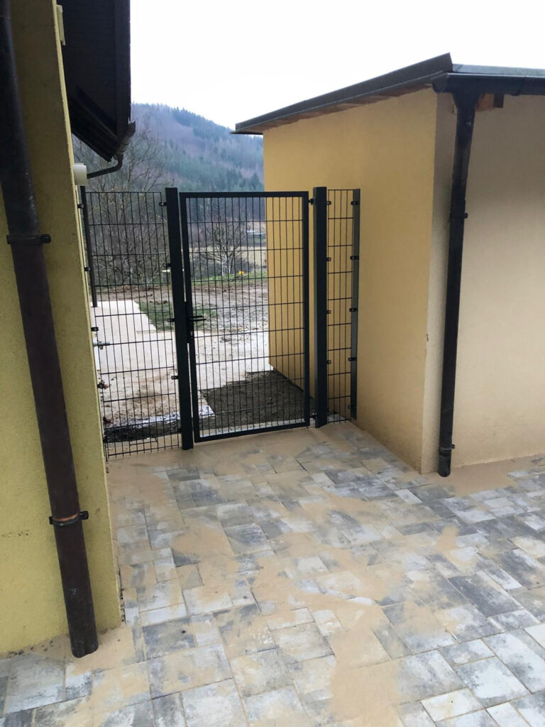 Průběh realizace „Opěrná zeď, dlažba a plot – Lažánky“ – detail 5