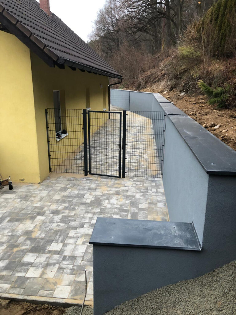 Průběh realizace „Opěrná zeď, dlažba a plot – Lažánky“ – detail 6