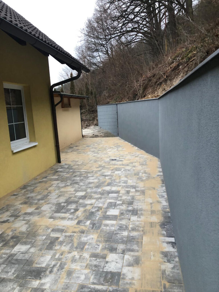 Průběh realizace „Opěrná zeď, dlažba a plot – Lažánky“ – detail 7