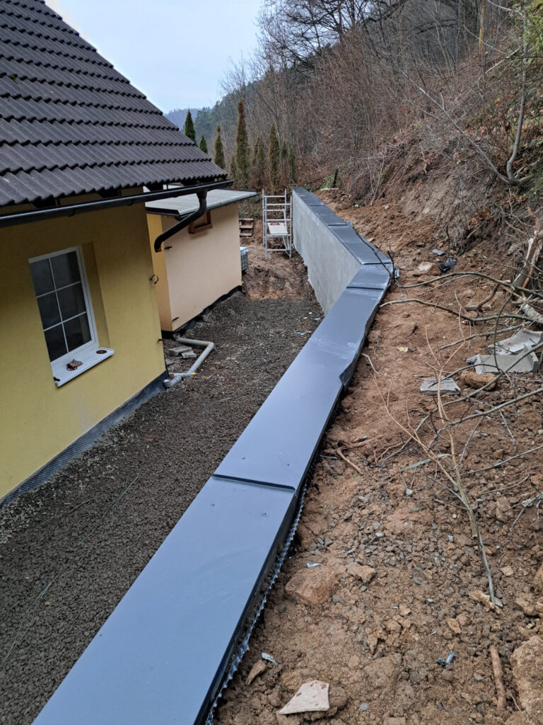 Průběh realizace „Opěrná zeď, dlažba a plot – Lažánky“ – detail 9