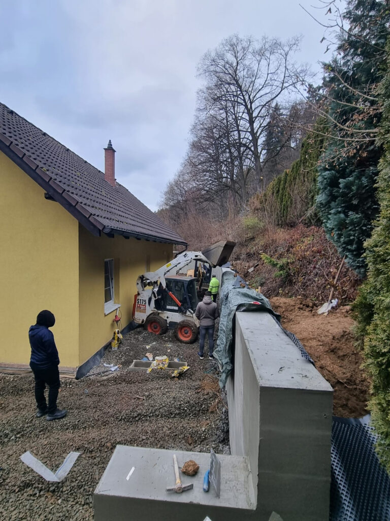 Průběh realizace „Opěrná zeď, dlažba a plot – Lažánky“ – detail 12