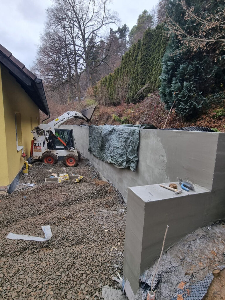 Průběh realizace „Opěrná zeď, dlažba a plot – Lažánky“ – detail 13