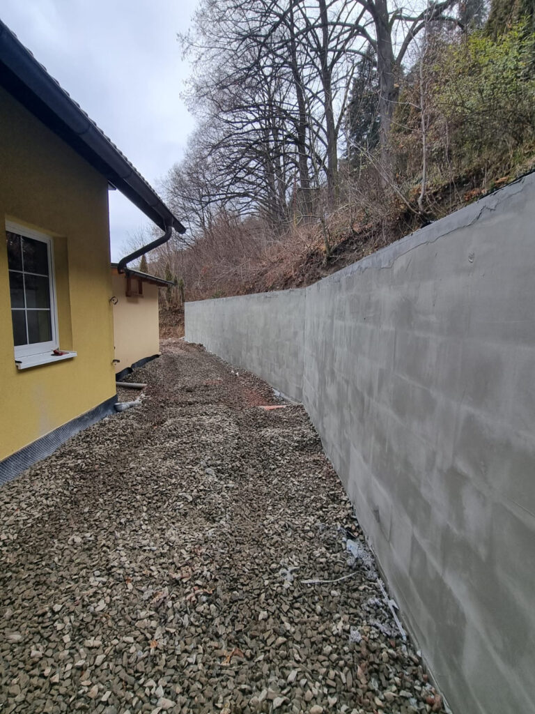 Průběh realizace „Opěrná zeď, dlažba a plot – Lažánky“ – detail 14