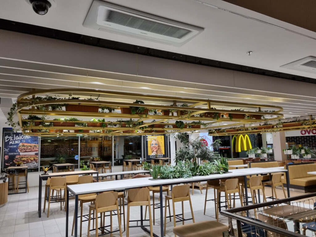 Průběh realizace „Designové zavěšené květináče – OC Flóra, Praha“ – detail 1