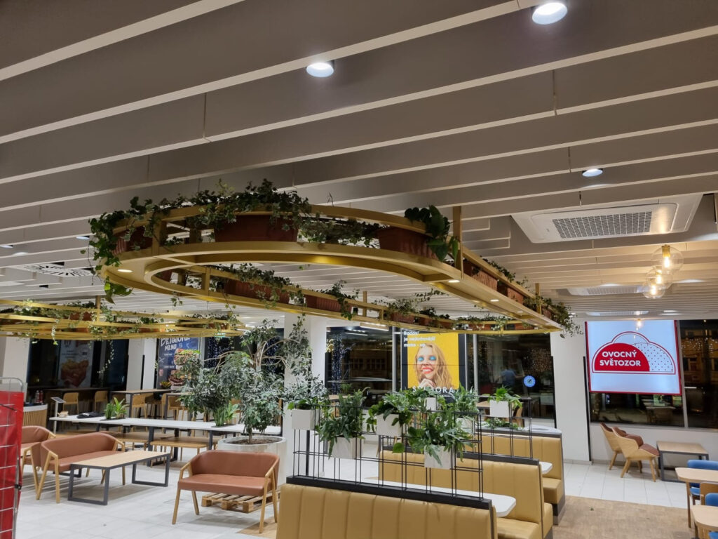 Průběh realizace „Designové zavěšené květináče – OC Flóra, Praha“ – detail 2