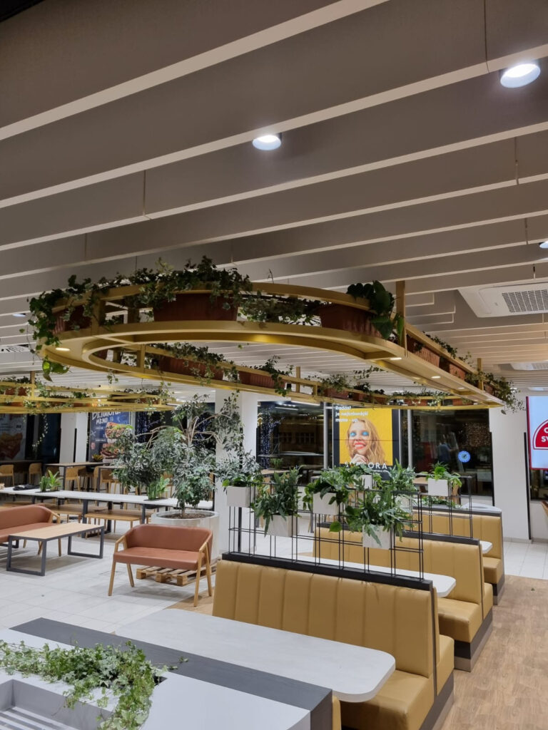 Designové zavěšené květináče – OC Flóra, Praha – hlavní snímek Designové zavěšené květináče – OC Flóra, Praha