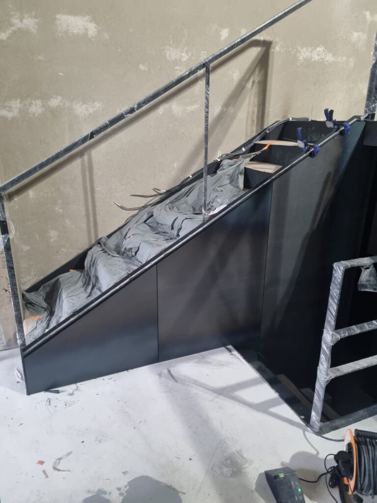 Průběh realizace „Zakázkové kovové konstrukce pro Loft Vanguard – Praha“ – detail 1