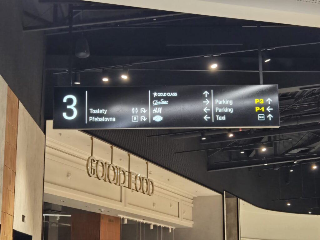 Průběh realizace „Orientační systém OC Černý Most (Westfield)“ – detail 14