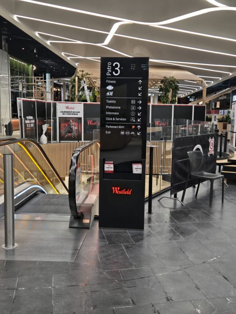 Průběh realizace „Orientační systém OC Černý Most (Westfield)“ – detail 3