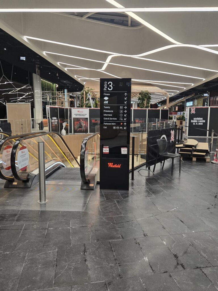 Průběh realizace „Orientační systém OC Černý Most (Westfield)“ – detail 4