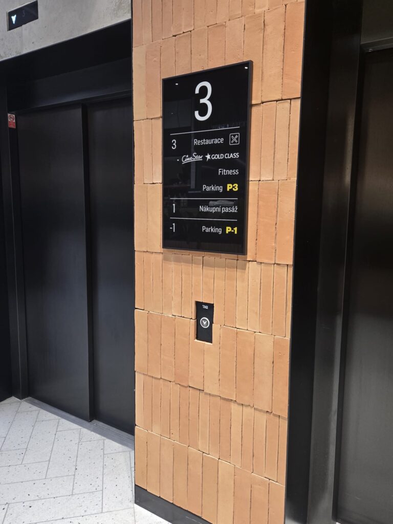 Průběh realizace „Orientační systém OC Černý Most (Westfield)“ – detail 6