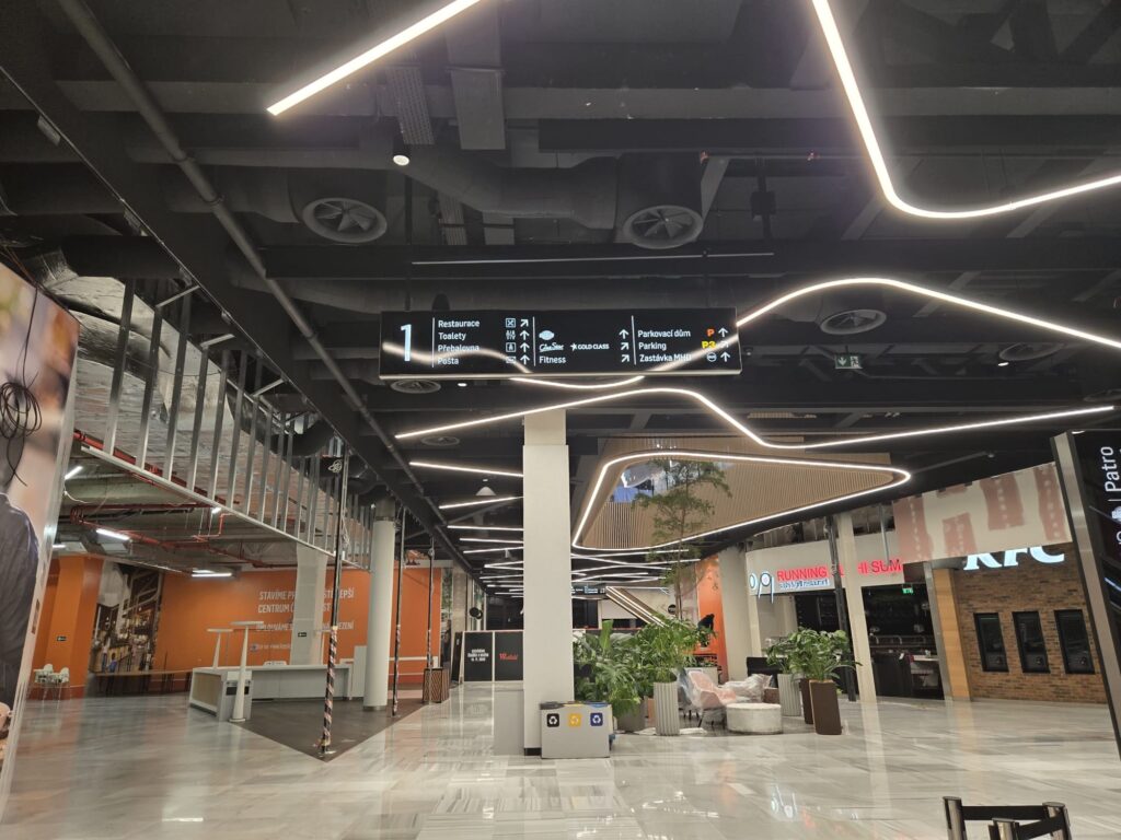 Průběh realizace „Orientační systém OC Černý Most (Westfield)“ – detail 8