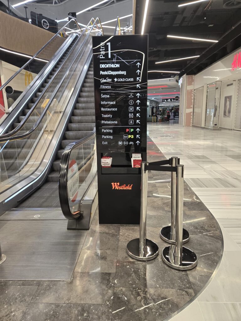 Průběh realizace „Orientační systém OC Černý Most (Westfield)“ – detail 12