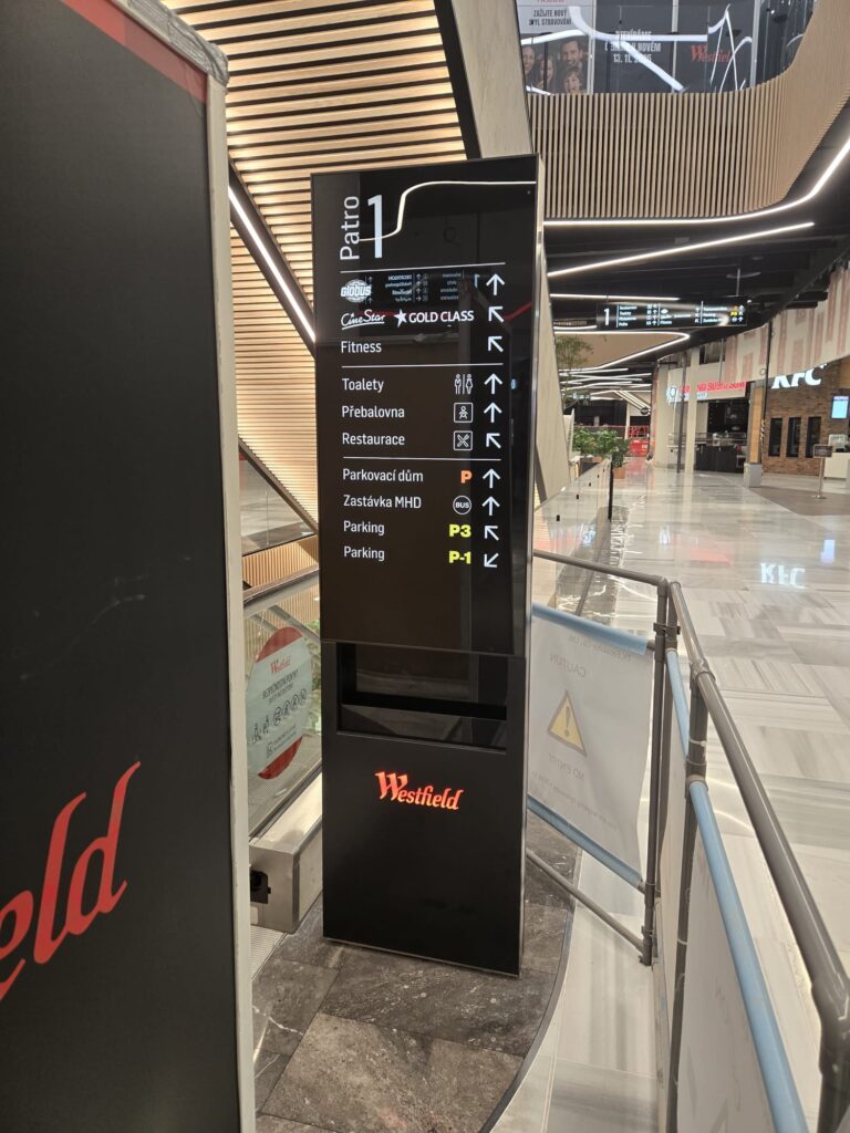 Průběh realizace „Orientační systém OC Černý Most (Westfield)“ – detail 10