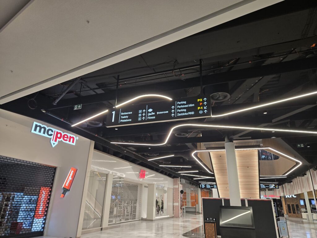 Průběh realizace „Orientační systém OC Černý Most (Westfield)“ – detail 11