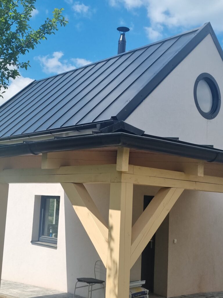 Průběh realizace „Rekonstrukce chaty – nové podkroví, střecha a terasa“ – detail 1