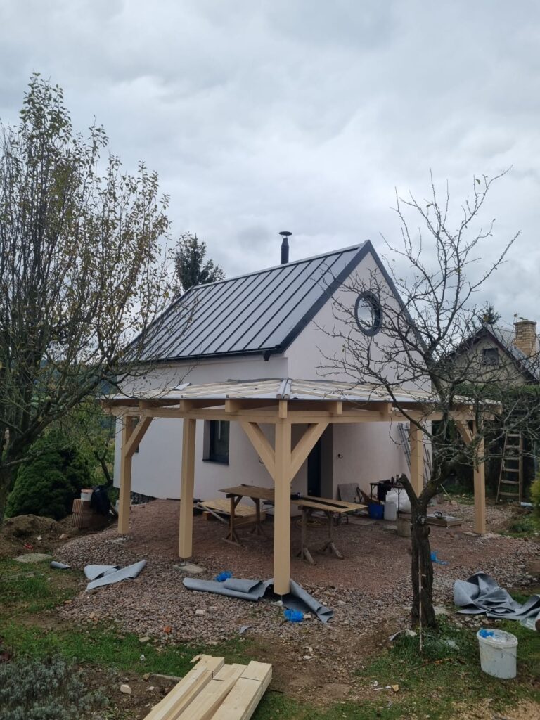 Průběh realizace „Rekonstrukce chaty – nové podkroví, střecha a terasa“ – detail 4
