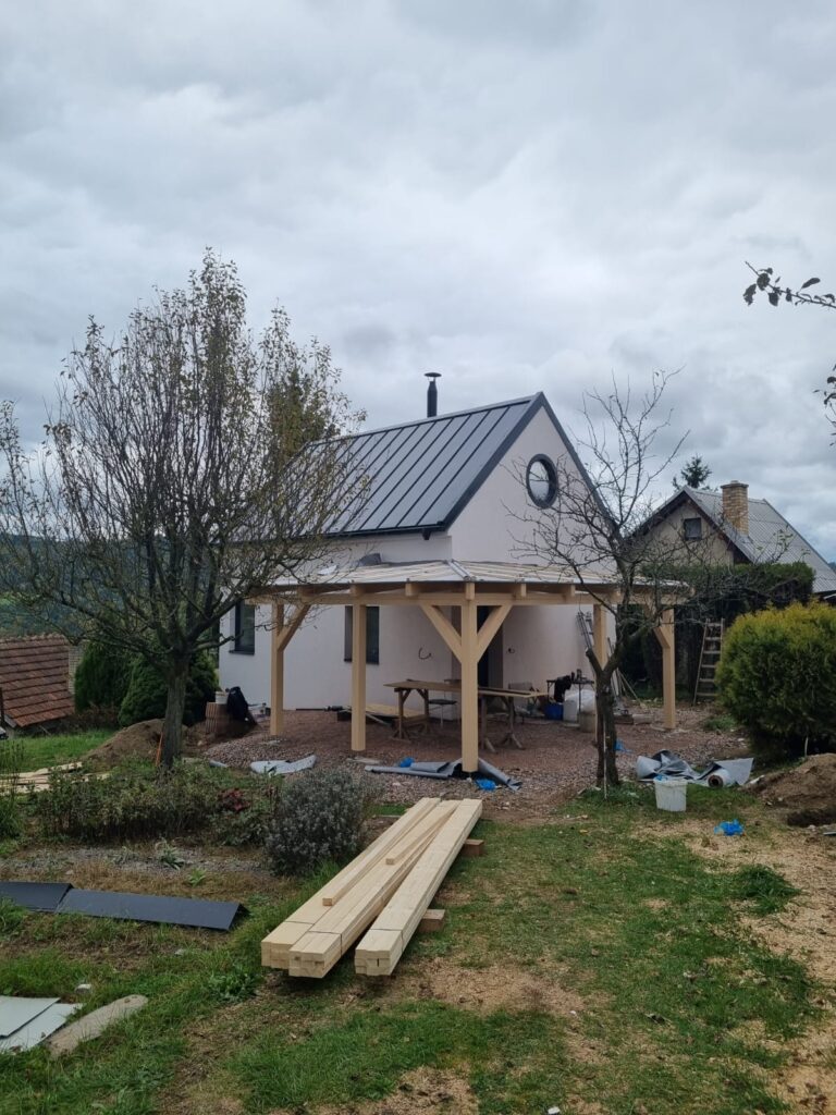 Průběh realizace „Rekonstrukce chaty – nové podkroví, střecha a terasa“ – detail 6