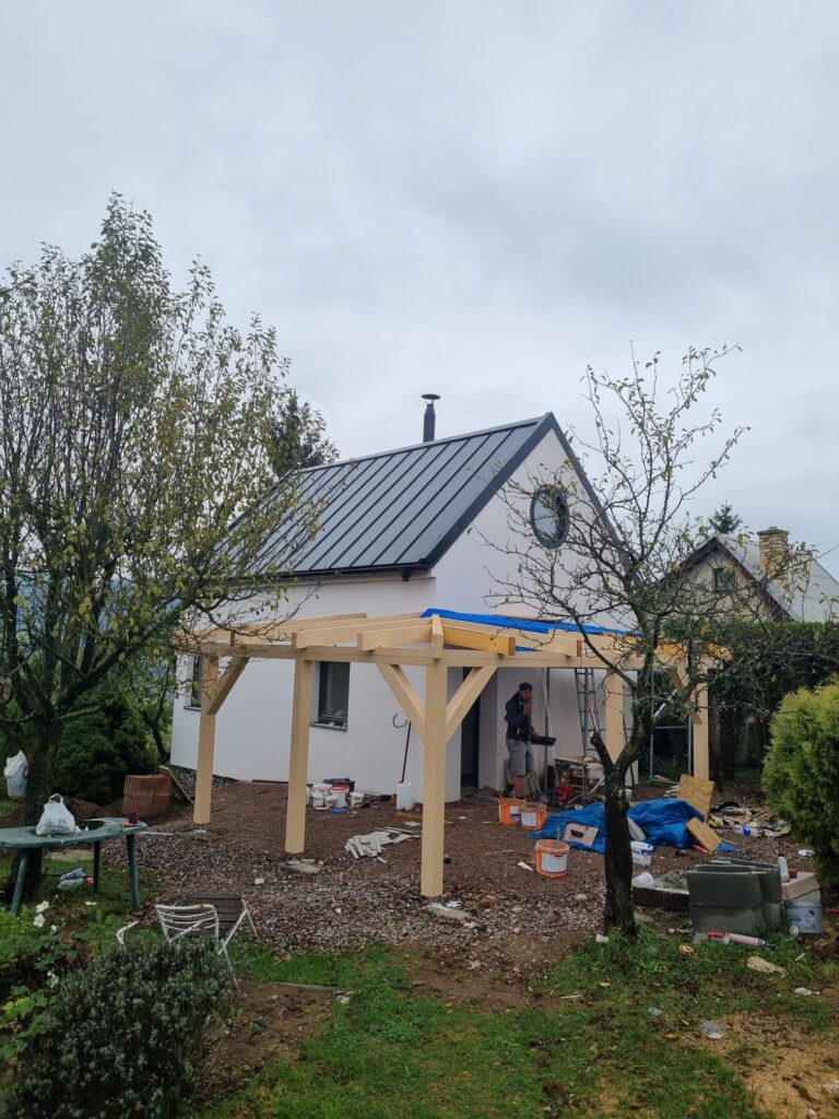 Průběh realizace „Rekonstrukce chaty – nové podkroví, střecha a terasa“ – detail 7