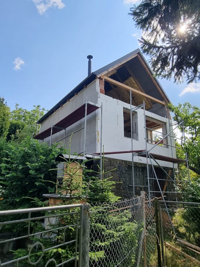 Průběh realizace „Rekonstrukce chaty – nové podkroví, střecha a terasa“ – detail 9