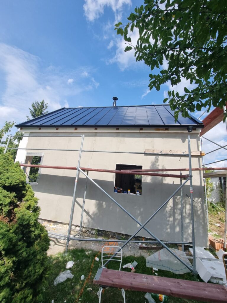 Průběh realizace „Rekonstrukce chaty – nové podkroví, střecha a terasa“ – detail 12