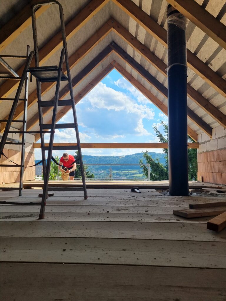 Průběh realizace „Rekonstrukce chaty – nové podkroví, střecha a terasa“ – detail 14