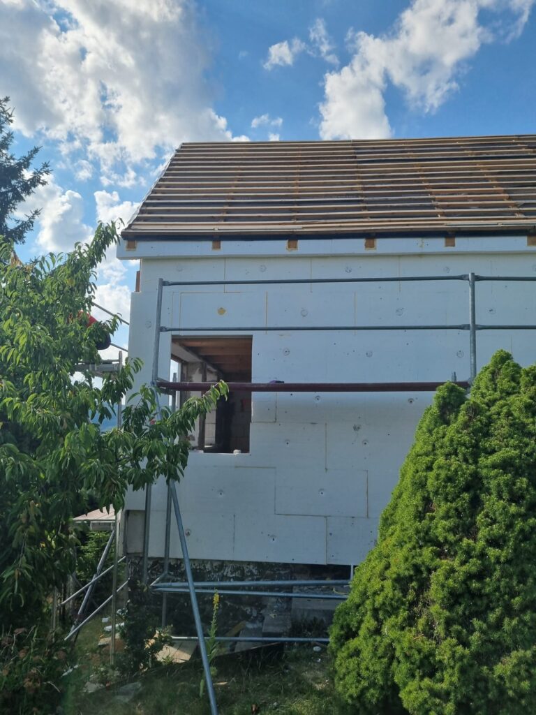Průběh realizace „Rekonstrukce chaty – nové podkroví, střecha a terasa“ – detail 18