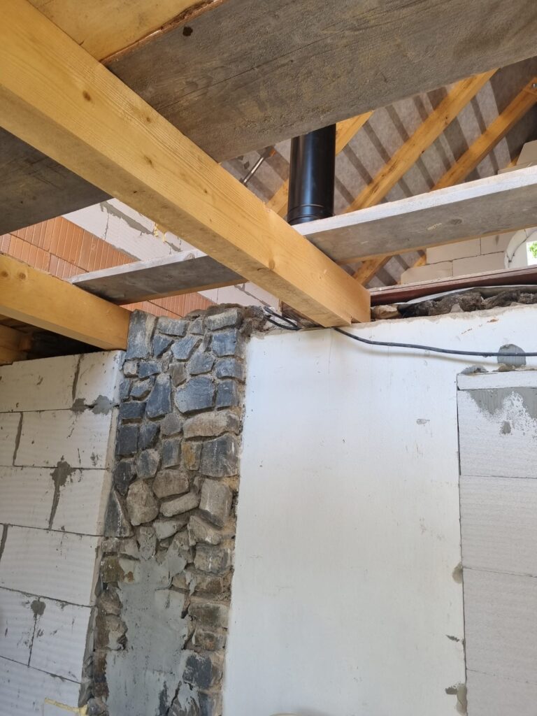 Průběh realizace „Rekonstrukce chaty – nové podkroví, střecha a terasa“ – detail 23