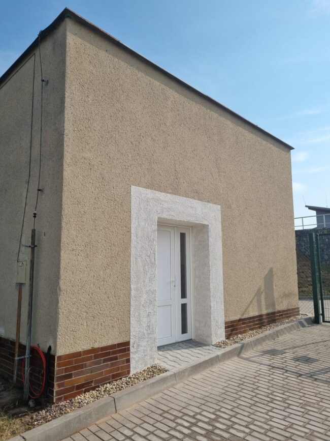 Nové vstupní dveře do opraveného skladu v Jedovnicích na ulici Na Větřáku