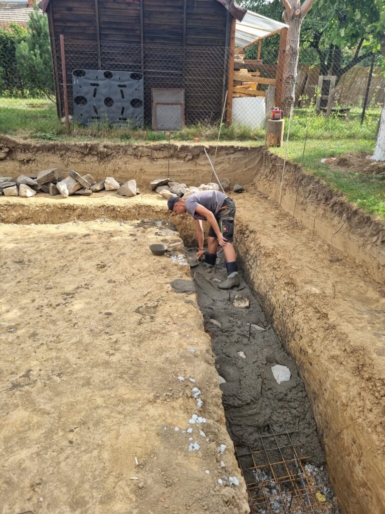 Betonování základových pasů v Holštejně
