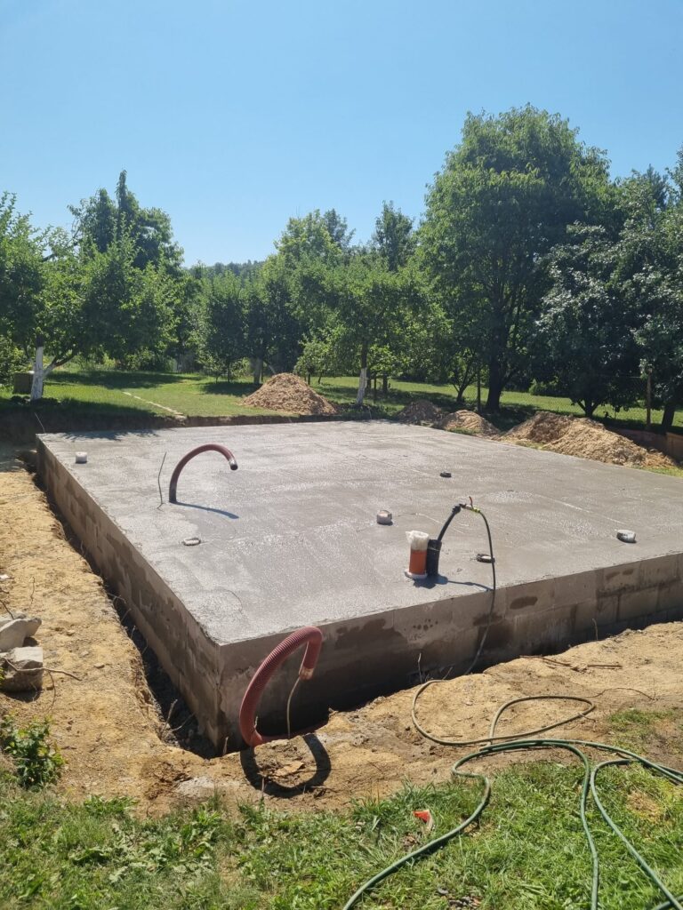 Dokončená betonová základová deska v Holštejně