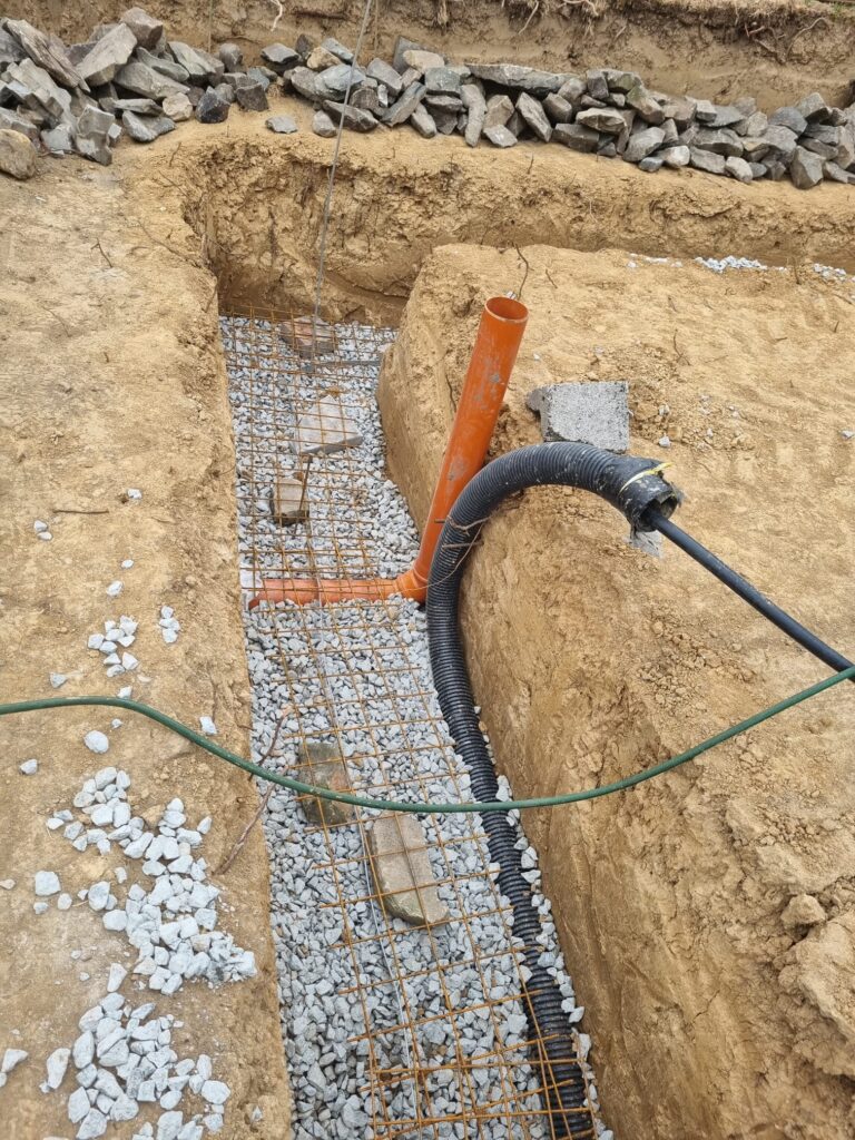 Armování základových pasů a příprava prostupů v Holštejně